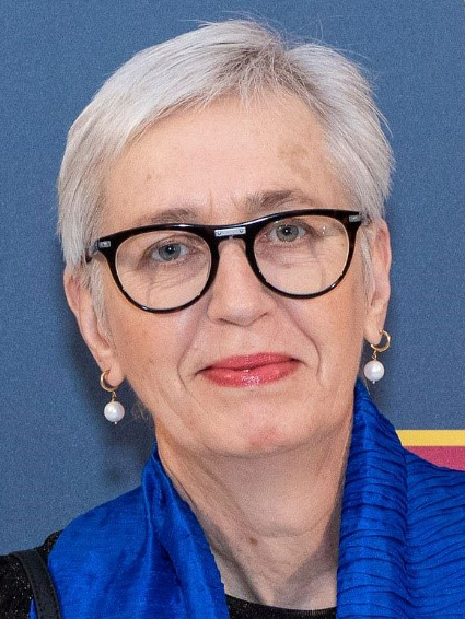 Portrait photo of prof. Sabine L. Flitsch.